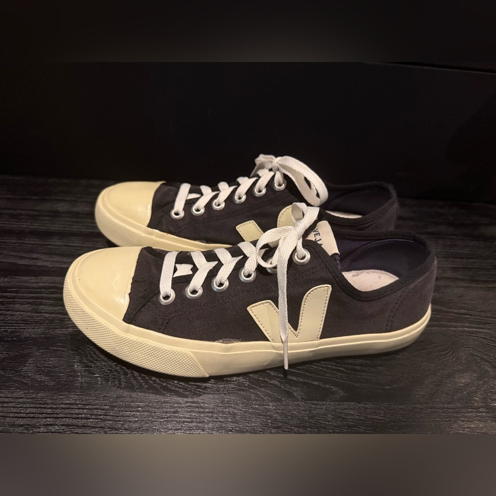 Veja Black and Cream Sneakers 👟 👟👟🖤🖤🖤🤍🤍🤍